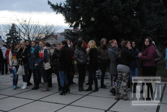 У Мукачеві запалили найбільший герб України на Закарпатті (ФОТОРЕПОРТАЖ) – 07