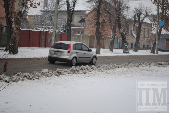 У Мукачеві сніг прибирають лише в центрі (ФОТОРЕПОРТАЖ)  – 05