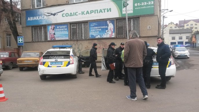 В Ужгороді поліцейський патруль склав протокол на своїх колег, які скоїли ДТП – 02