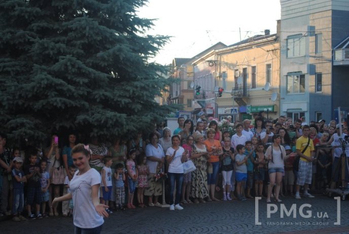 У Мукачеві шоу-балет "Сучасник" відзначив свій 30-річний ювілей святковим концертом – 05