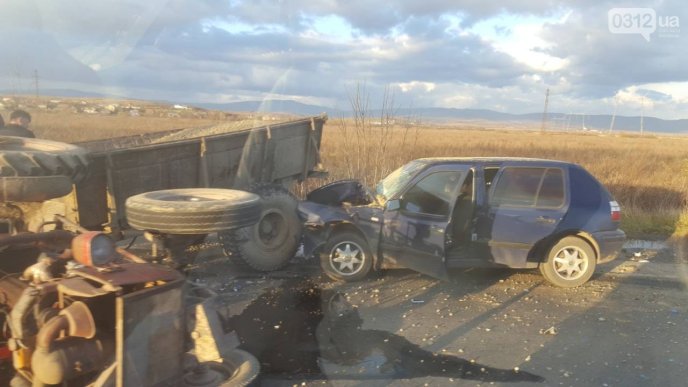 На трасі "Київ-Чоп" біля Ракошина "Фольксваген" протаранив трактор – 06