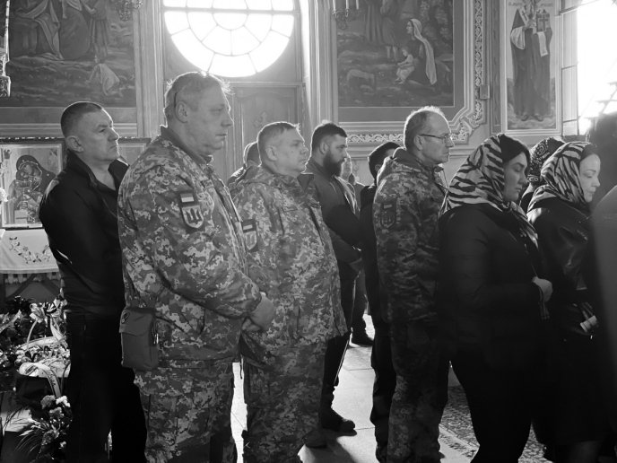 Мукачівці зі сльозами на очах провели в останню путь загиблого Героя – 06