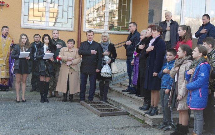 В Ужгороді відкрили меморіальну дошку загиблому два роки тому в зоні АТО Ігорю Розлуцькому – 03 В Ужгороді відкрили меморіальну дошку загиблому два роки тому в зоні АТО Ігорю Розлуцькому – 03