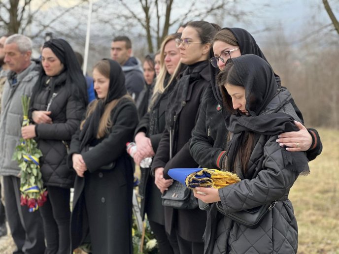 На Закарпатті люди навколішках проводжали Героя в останню путь – 02