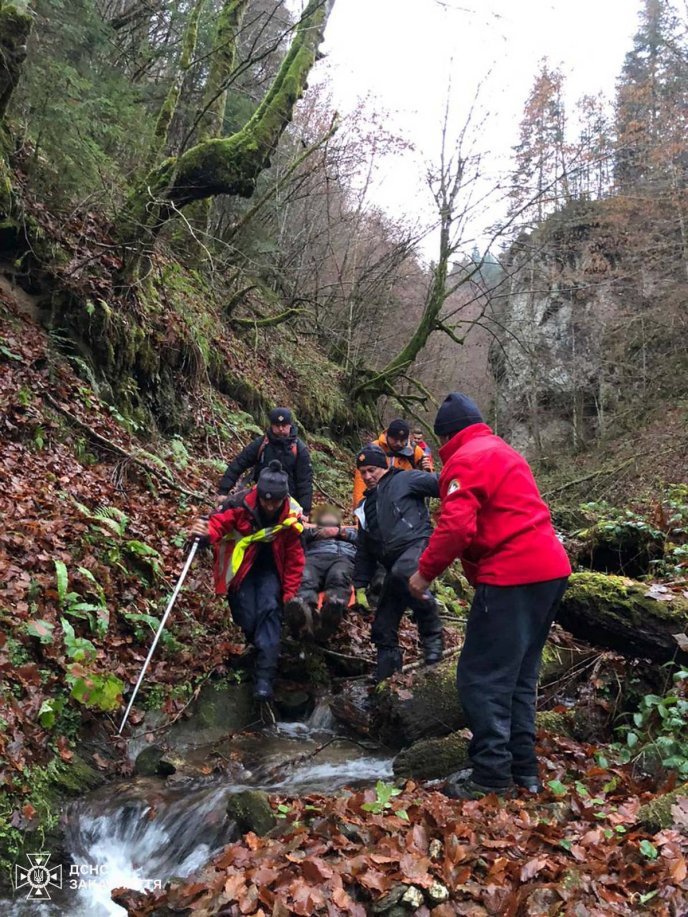На Закарпатті врятували туриста, який чотири доби блукав у горах – 01