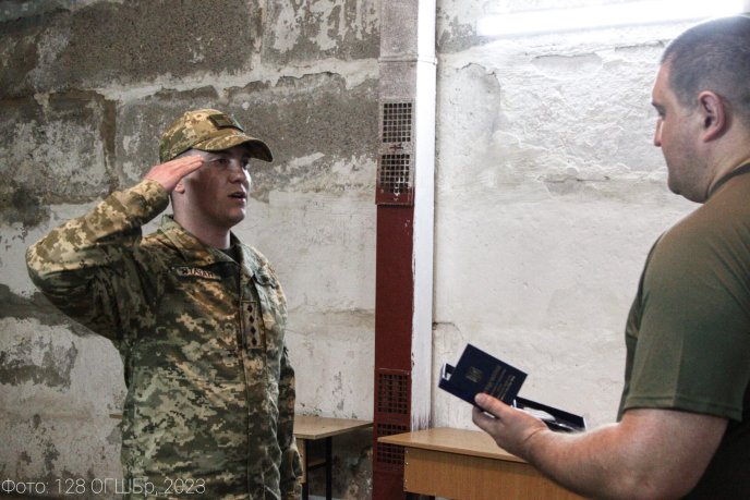 Командир 128 бригади вручив воїнам нагороди, відзнаки й чергові звання – 05