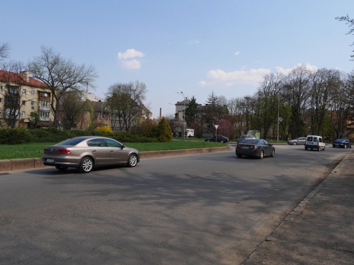 Транспортне коло на Дружби народів в Ужгороді звільнили від біл-бордів – 01 Транспортне коло на Дружби народів в Ужгороді звільнили від біл-бордів – 01