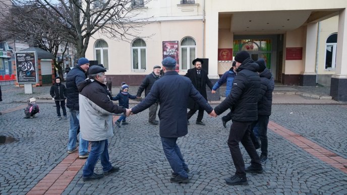 У центрі Мукачева відзначили традиційне єврейське свято – 02 У центрі Мукачева відзначили традиційне єврейське свято – 02