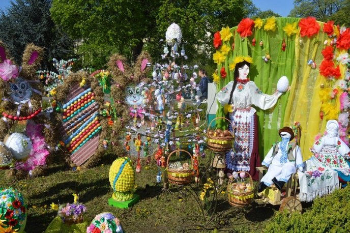 На головній площі Закарпаття розквітли писанками великодні дерева – 08