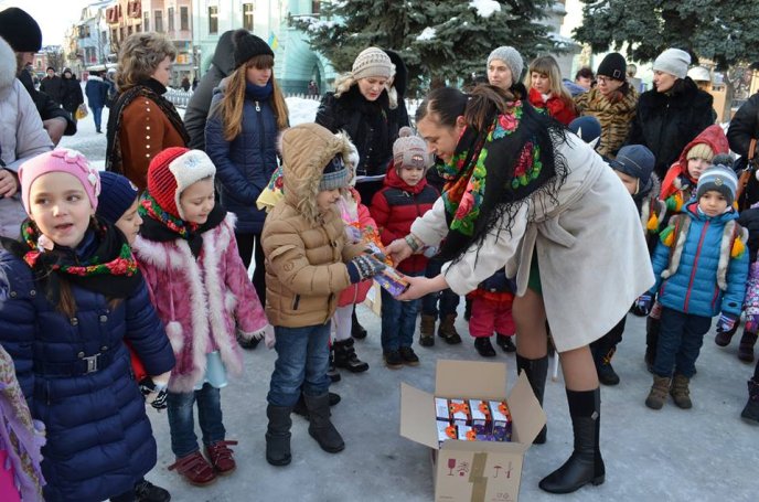 У центрі Мукачева колядували діти – 06 У центрі Мукачева колядували діти – 06