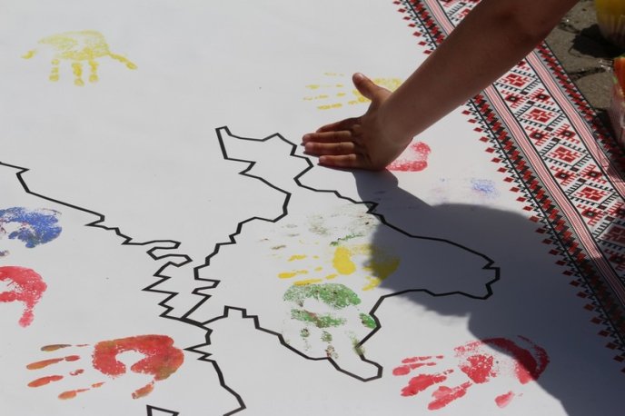 В Ужгороді провели акцію "Майбутнє в руках дітей" – 03 В Ужгороді провели акцію "Майбутнє в руках дітей" – 03