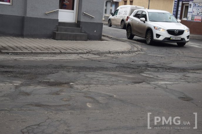Яма на ямі: дороги Мукачева вкриті вибоїнами – 16