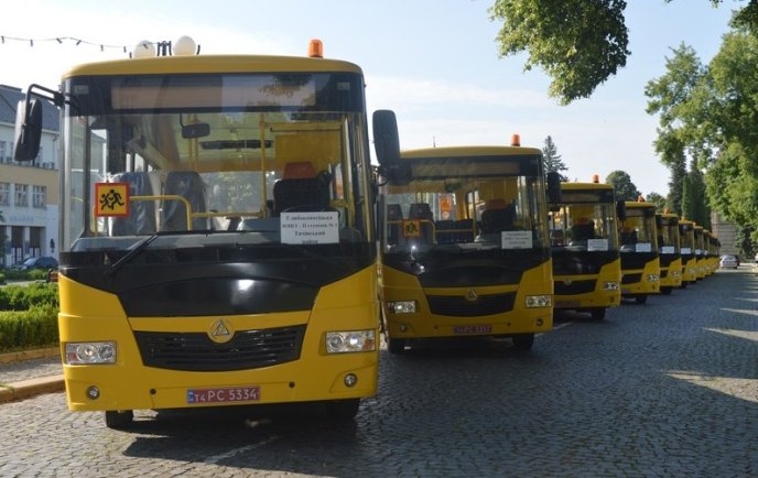 Десять районів Закарпаття отримали нові шкільні автобуси – 02