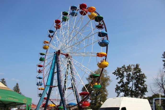 У парку "Перемога" запрацювало оглядове колесо – 01