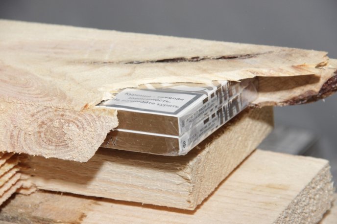 У пиломатеріалах, які перевозив чоловік, знаходилося 95 тисяч пачок цигарок – 09