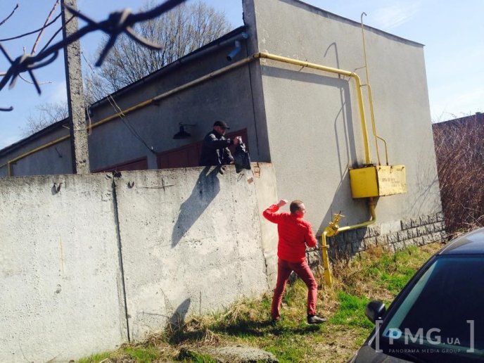 Зірка шоу "Мастер Шеф" Анатолій Цуперяк оскандалився, передаючи їжу через паркан в заблокованій ратуші – 01