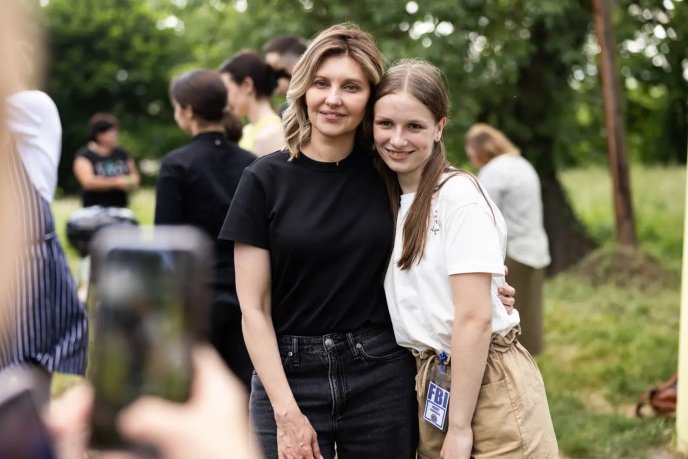 Стримано, але зі стилем: які два кольори в одязі обирає Олена Зеленська – 02