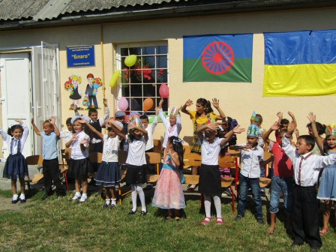 Майже 30 маленьких ромів святкували випускний в Ужгороді – 15