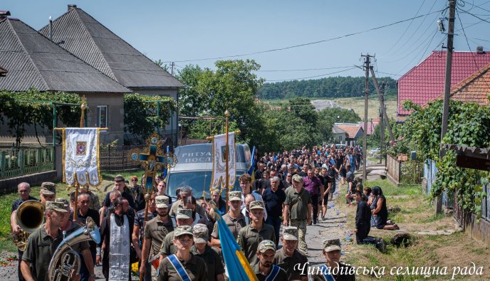 У Чинадіївській громаді поховали молодого воїна, який загинув на війні – 07