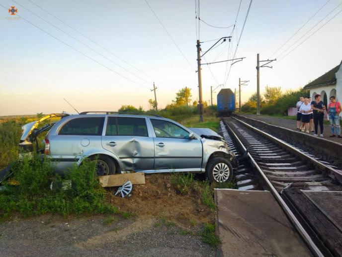 Рятувальники показали фото ДТП, в якій автівка потрапила під потяг – 02