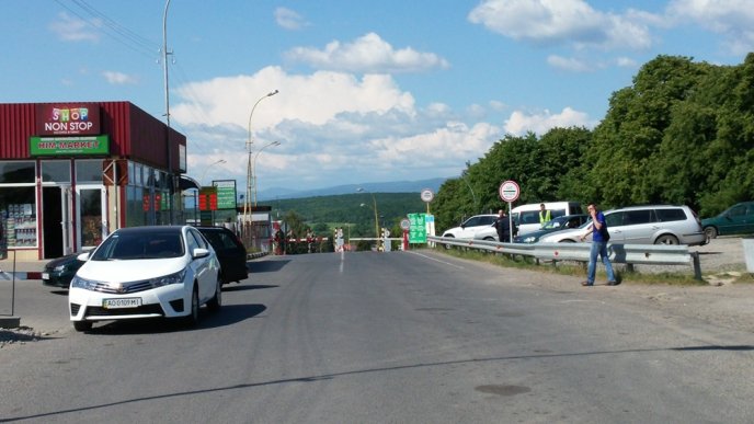 Голова облради Михайло Рівіс домовився з власниками іноземних авто про розблокування КПП «Ужгород» – 09 Голова облради Михайло Рівіс домовився з власниками іноземних авто про розблокування КПП «Ужгород» – 09