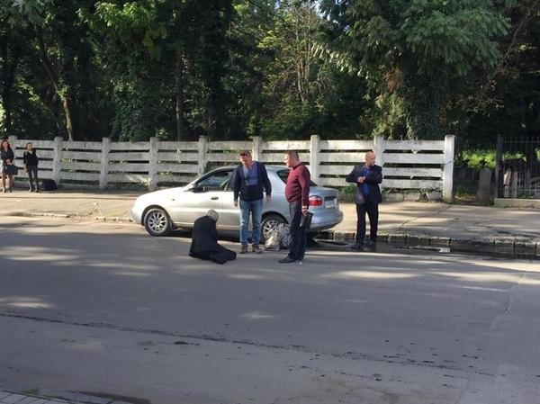В Ужгороді на пішохідному переході автомобіль збив жінку – 01