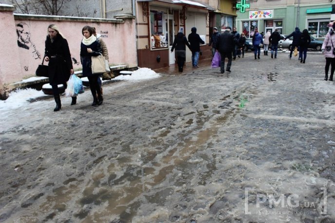 Одна з центральних вулиць Мукачева перетворилась на суцільну калюжу – 27