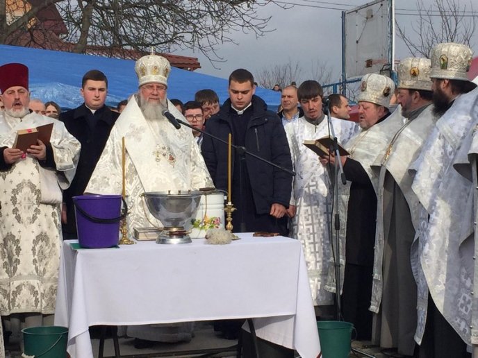 Як у Мукачеві воду освячували та занурювалися в Латорицю – 03