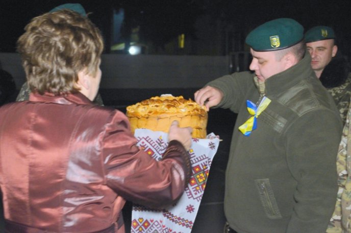 Закарпатських прикордонників зустріли у Чопі подяками за мужність та грамотами за професіоналізм (ФОТО) – 05