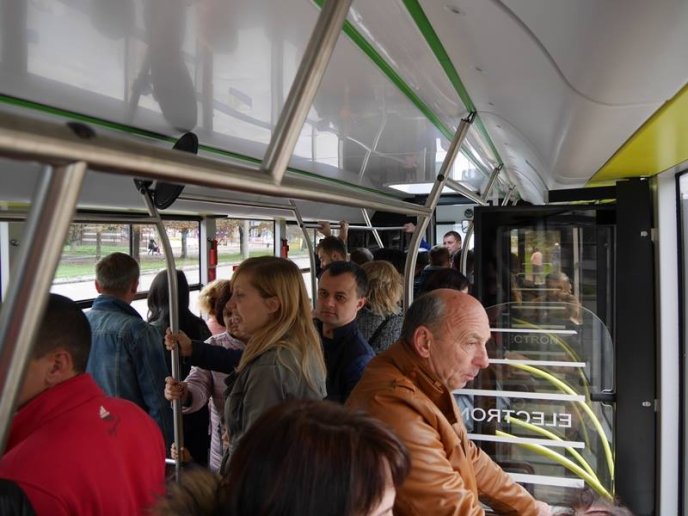 В Ужгороді новий автобус не зміг проїхати під залізничним мостом – 17