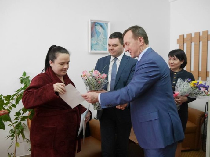 В Ужгороді батьки перших п’ятьох новонароджених дітей отримали у пологовому будинку документи про реєстрацію місця проживання – 07