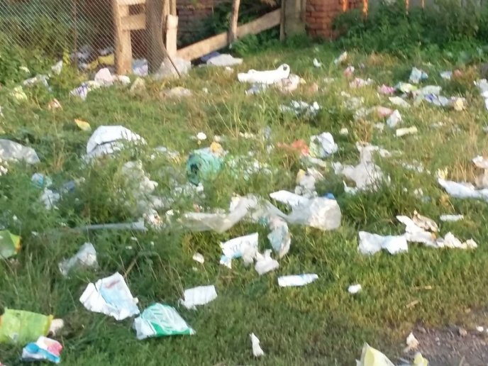 Подвір’я однієї з лікарень області потопає у смітті – 03