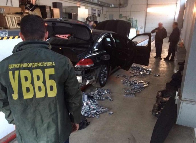 Двоє українців перевозили через кордон 30 кг бурштину та тисячі пачок сигарет – 05