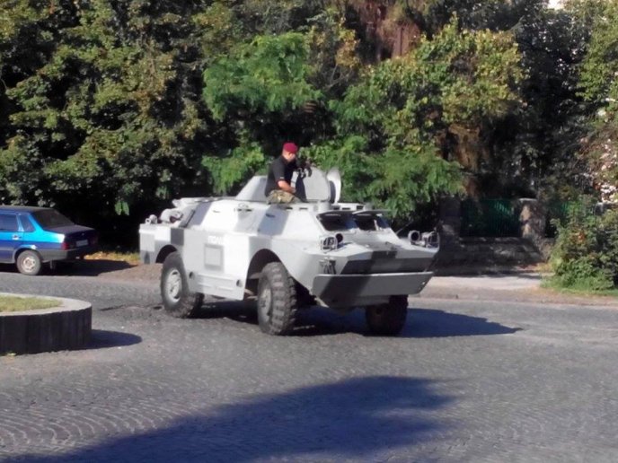 Біля обласного драмтеатру в Ужгороді БТРи: поліція готується до святкувань – 03