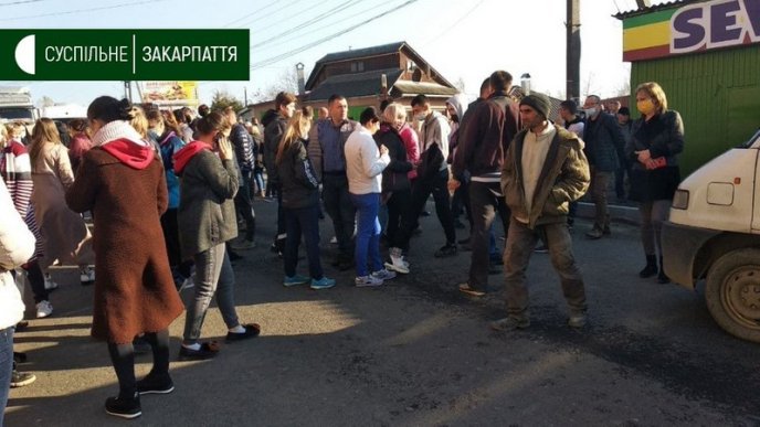 Обурені жителі Хуста перекрили дорогу: відомо, що вони вимагають – 03