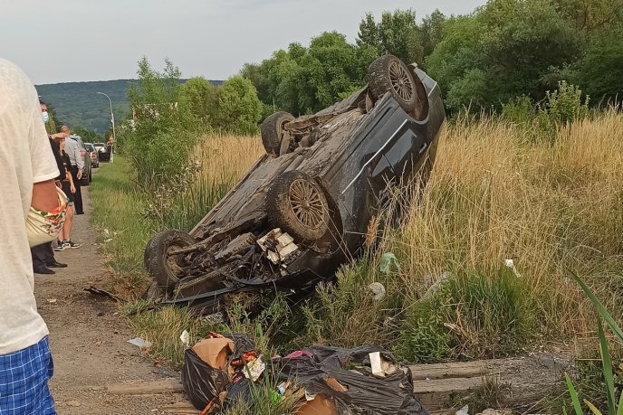 Автівка перекинулась на дах: що відомо про карколомну ДТП в Ужгороді – 03