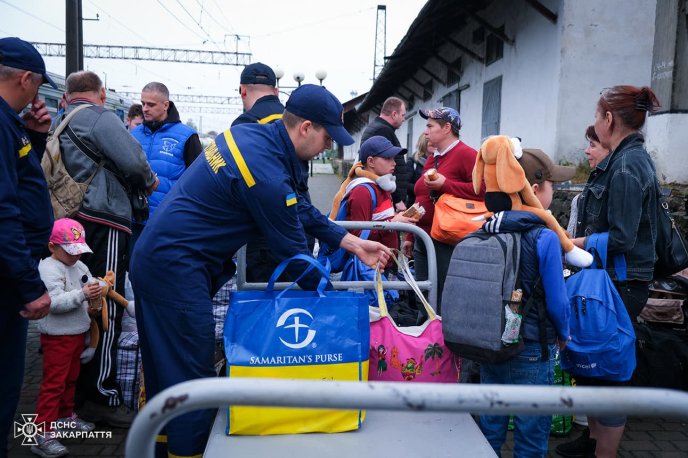 На Закарпатті зустріли евакуаційний потяг з Донецької області – 05 На Закарпатті зустріли евакуаційний потяг з Донецької області – 05