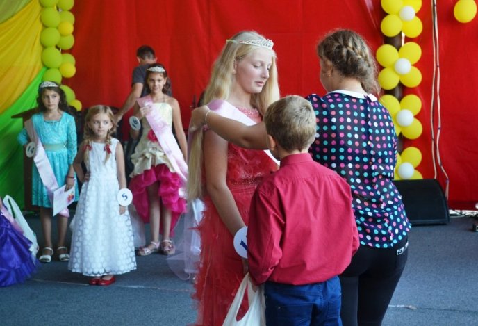 У Тячеві визначили найгарнішу дівчину міста – 12