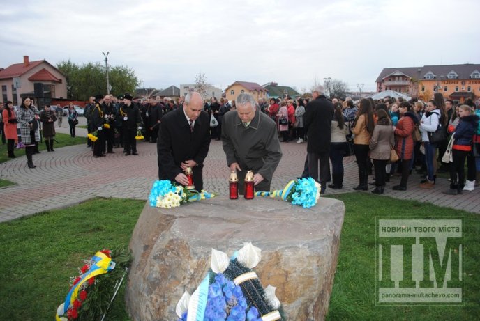 У річницю Майдану мукачівці вшанували пам’ять Небесної Сотні (ФОТОРЕПОРТАЖ) – 02
