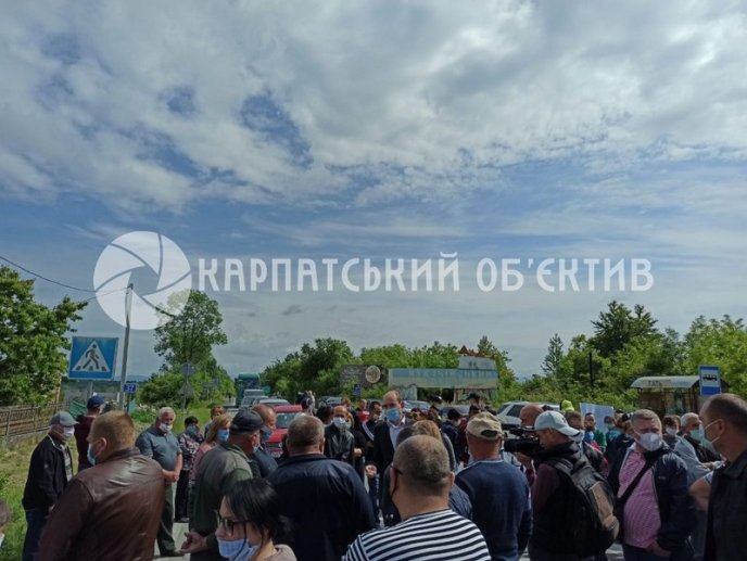 На Мукачівщині обурені люди перекрили дорогу – 05