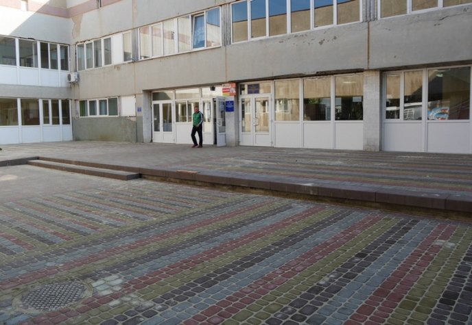 В Ужгороді завершуються роботи з ремонту благоустрою міської поліклініки – 04 В Ужгороді завершуються роботи з ремонту благоустрою міської поліклініки – 04