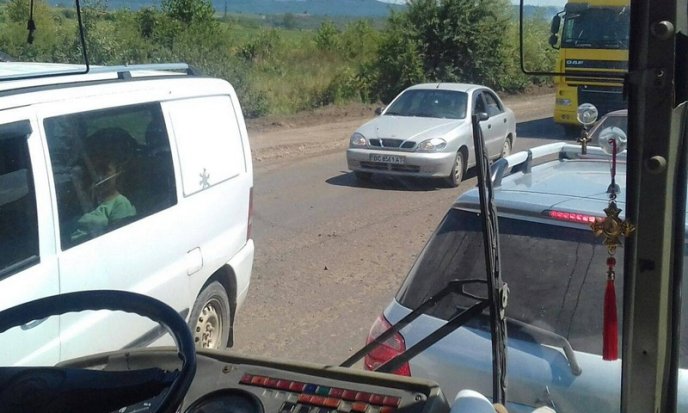 У межах Мукачівського району утворилися кілометрові затори – 03