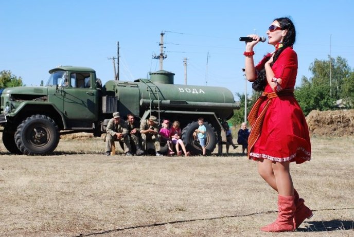 Для військовослужбовців 128-ї бригади організували фронтовий концерт – 09