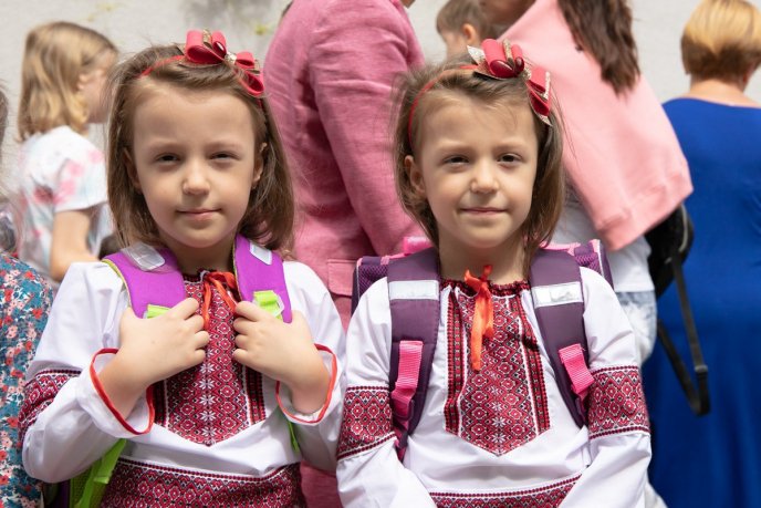 70 ужгородських першокласників отримали наплічники і канцтовари – 01