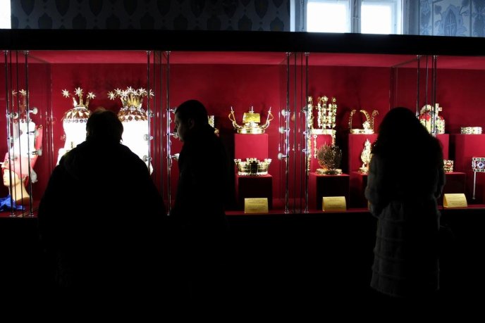 В Ужгороді презентували унікальну колекцію головних символів влади різних держав і епох – корони світу – 07