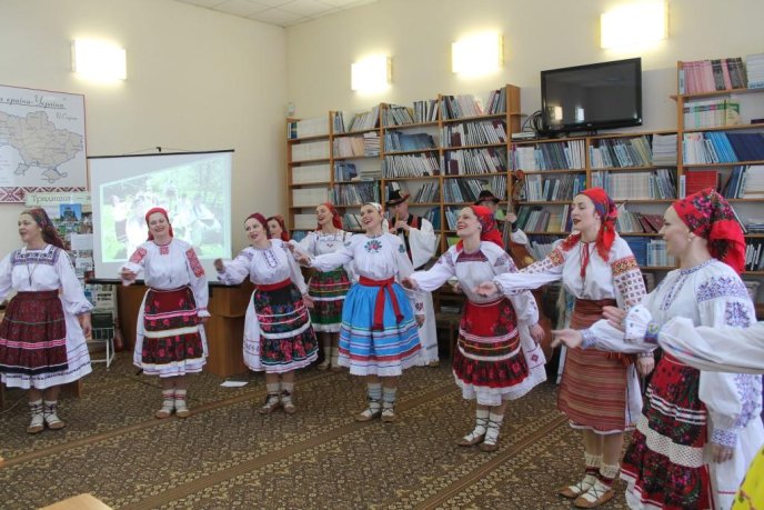У Закарпатській обласній бібліотеці презентували книги і танцювали народні танці – 03