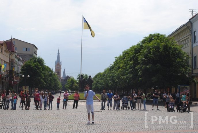 У центрі Мукачева дітвора розважається та демонструє свої таланти – 08