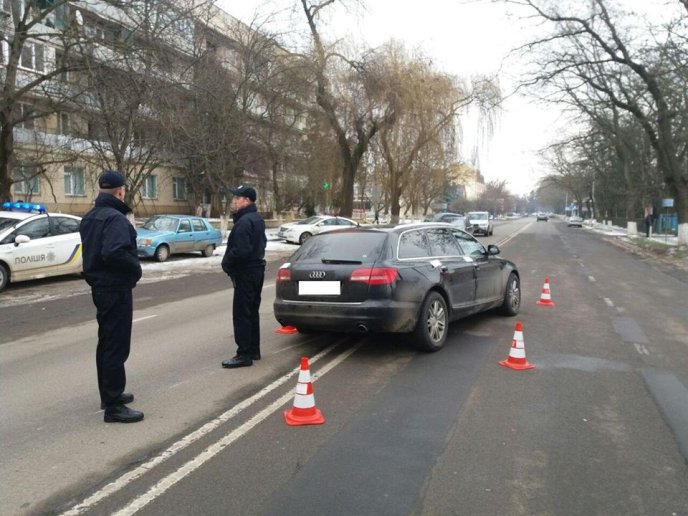 В Ужгороді патрульні поліцейські евакуювали автомобіль зі спущеними шинами – 02 В Ужгороді патрульні поліцейські евакуювали автомобіль зі спущеними шинами – 02