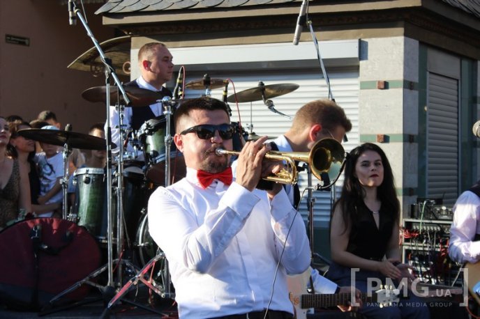 Мукачівські випускники станцювали прощальний вальс у центрі міста – 02