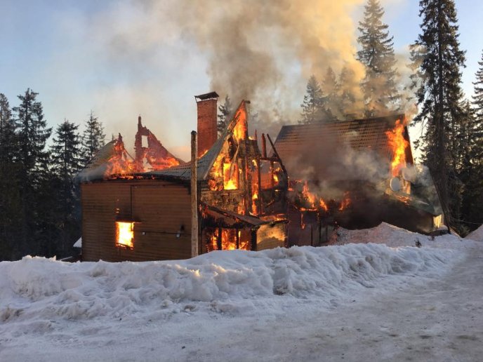 На Драгобраті горить готель "Жандарм" – 04